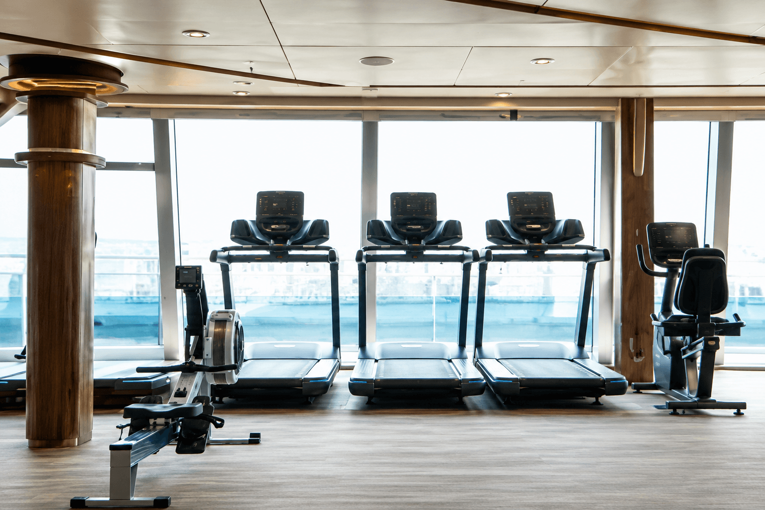 Khu vực fitness hiện đại nhìn ra biển