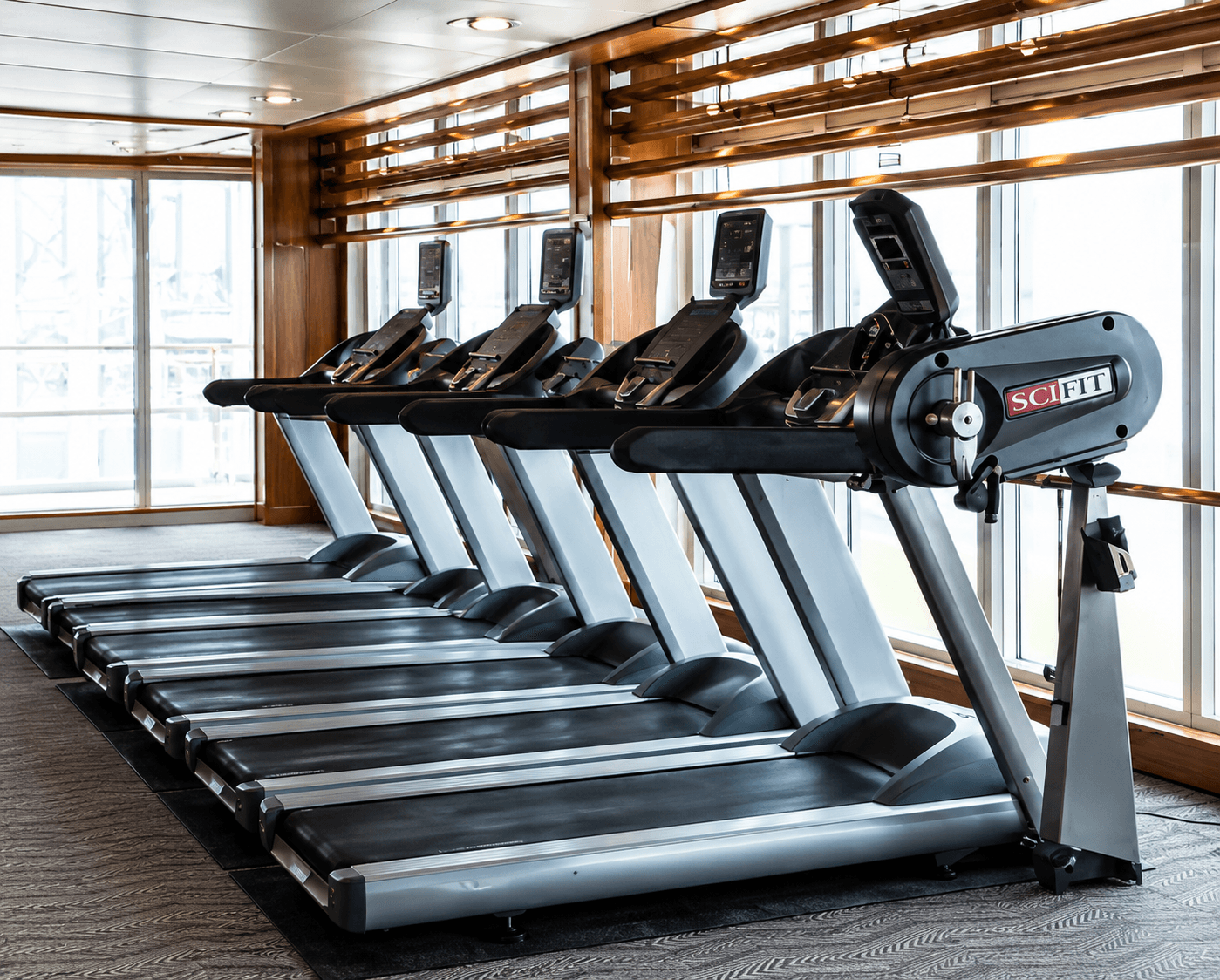 Khu vực fitness hiện đại nhìn ra biển