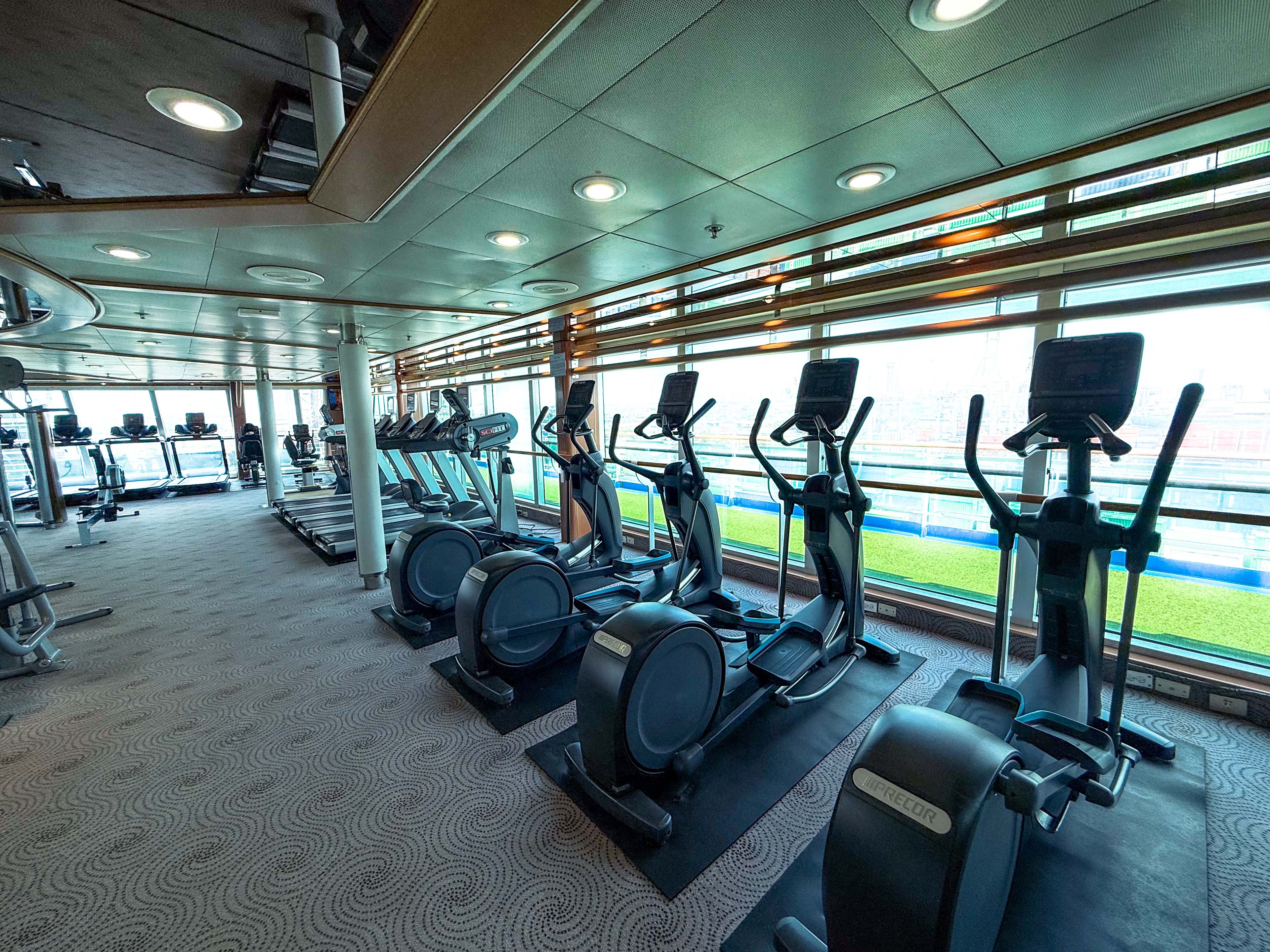 Phòng gym trên Star Voyager với tầm nhìn đại dương