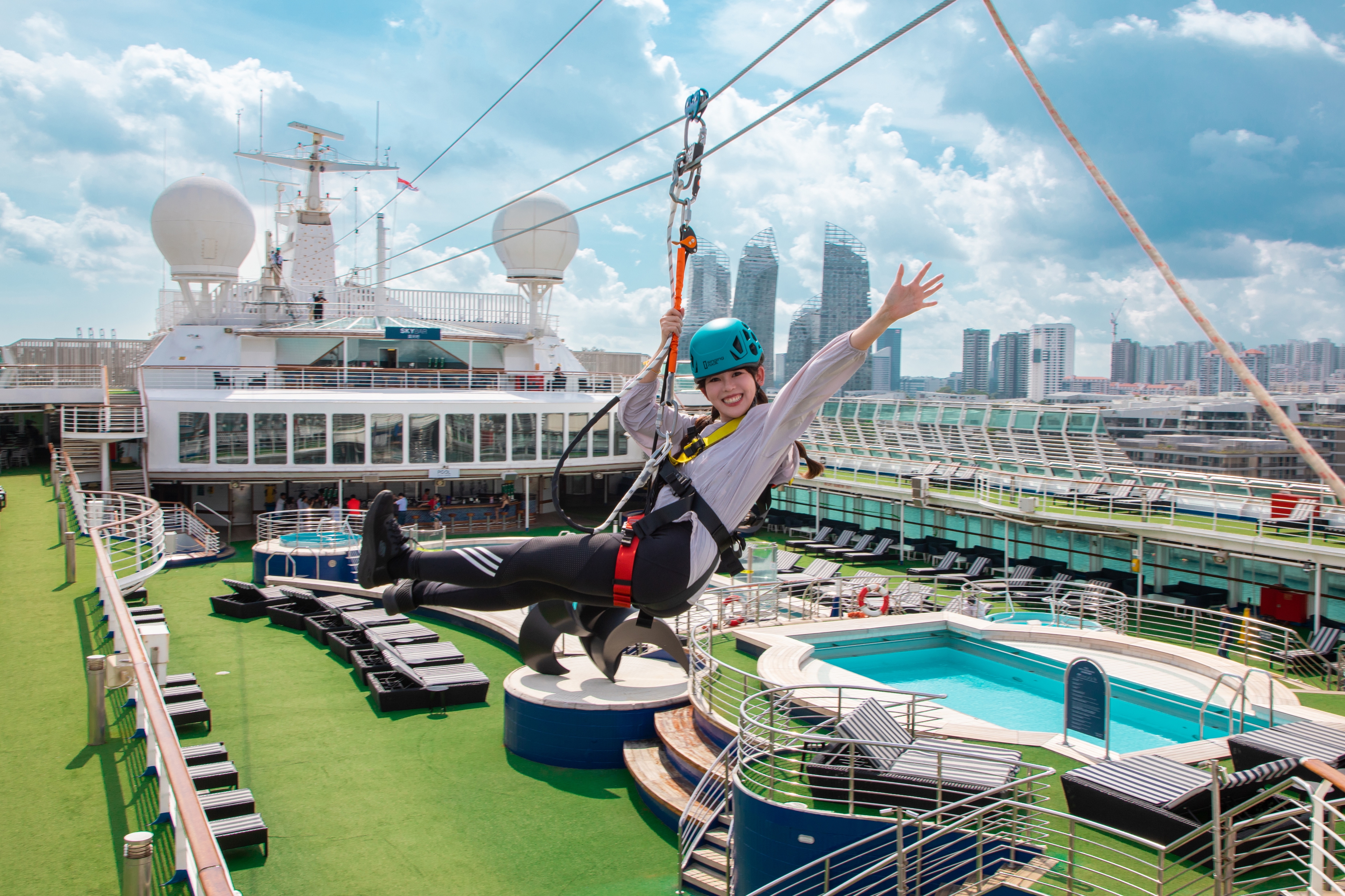 Trải nghiệm zipline và vui chơi trên biển Star Voyager