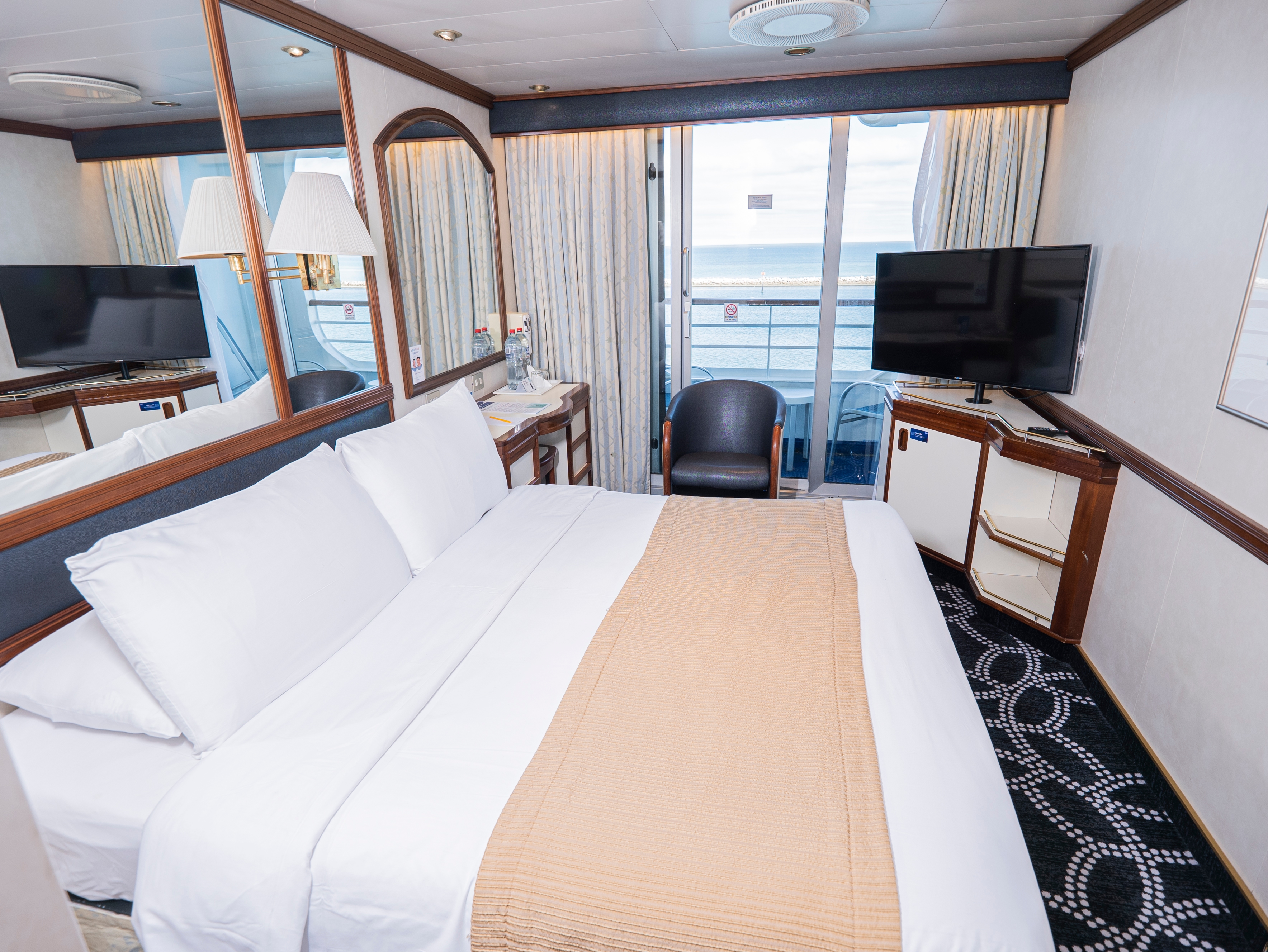 Cabin với bàn làm việc và cửa ra ban công