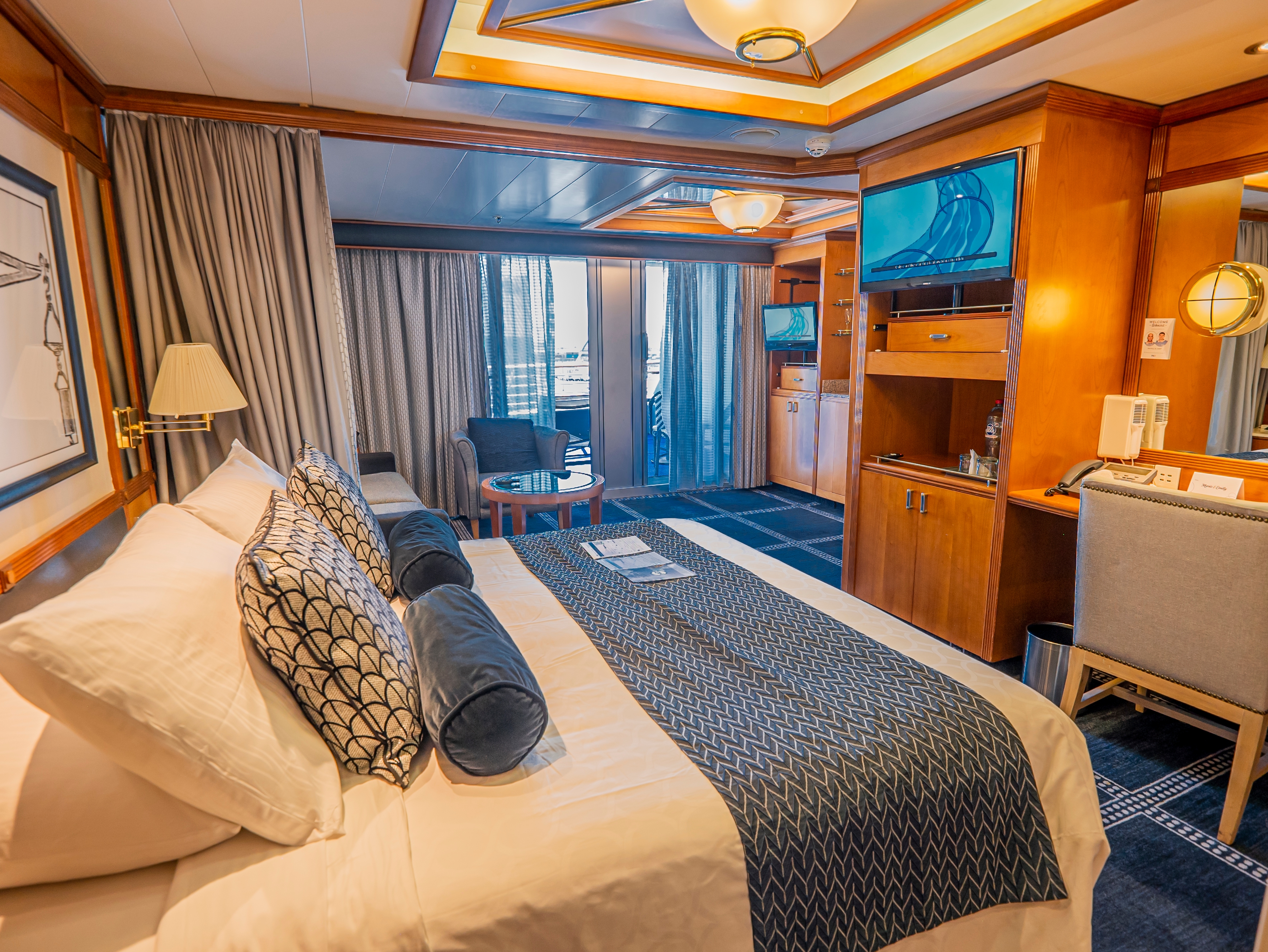 Giường đôi trong cabin với tầm nhìn biển