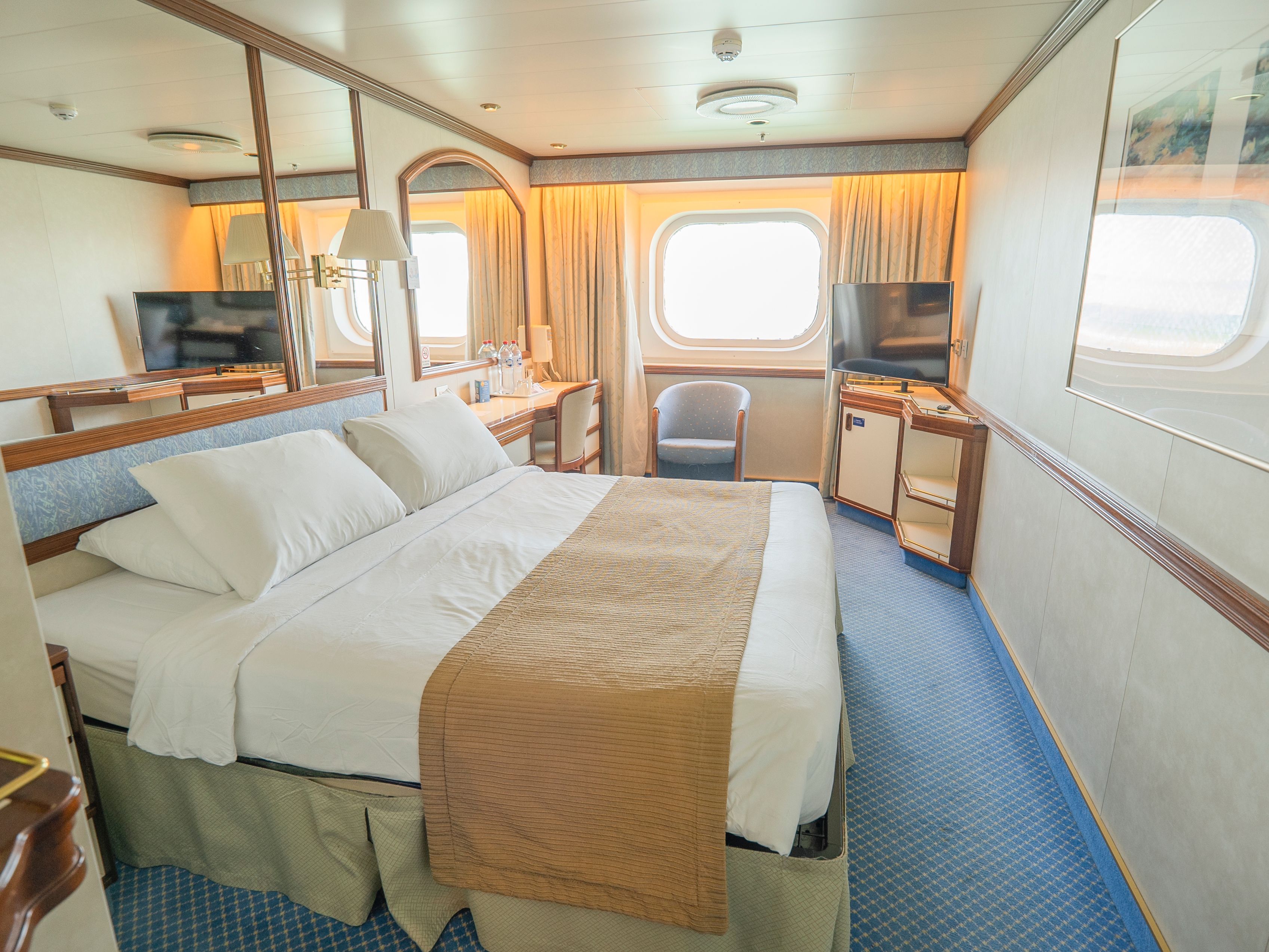 Cabin lưu trú trên Star Voyager