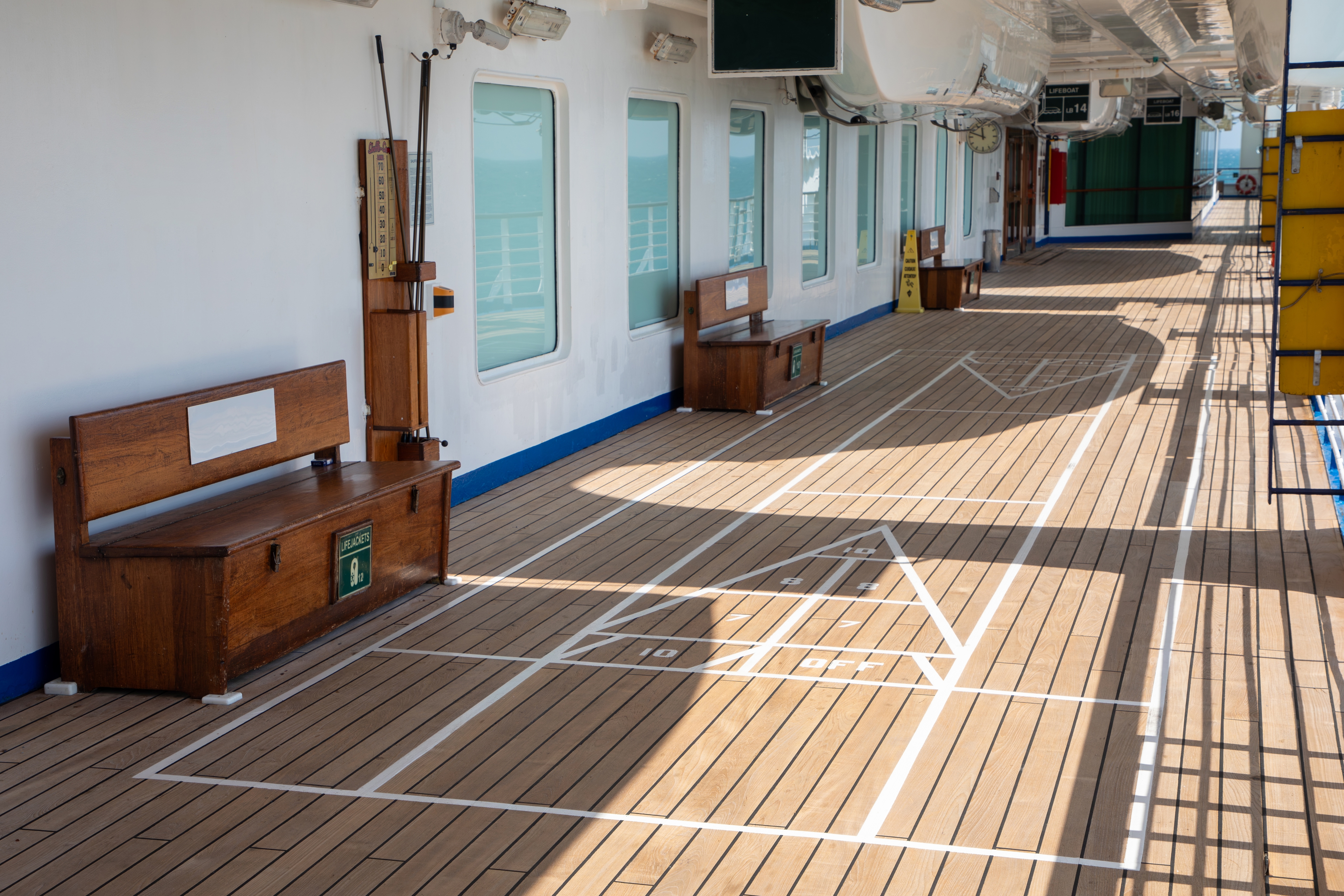 Sân chơi Shuffleboard trên boong tàu